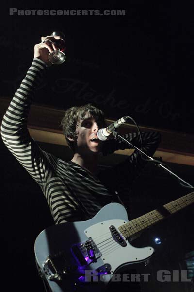 THE RASCALS - 2008-09-05 - PARIS - La Fleche d'Or - Miles Kane